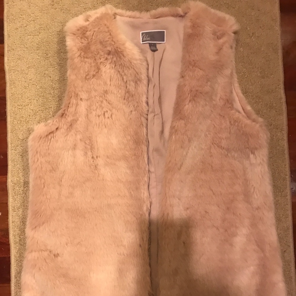 Chelsea 28 faux fur vest small
